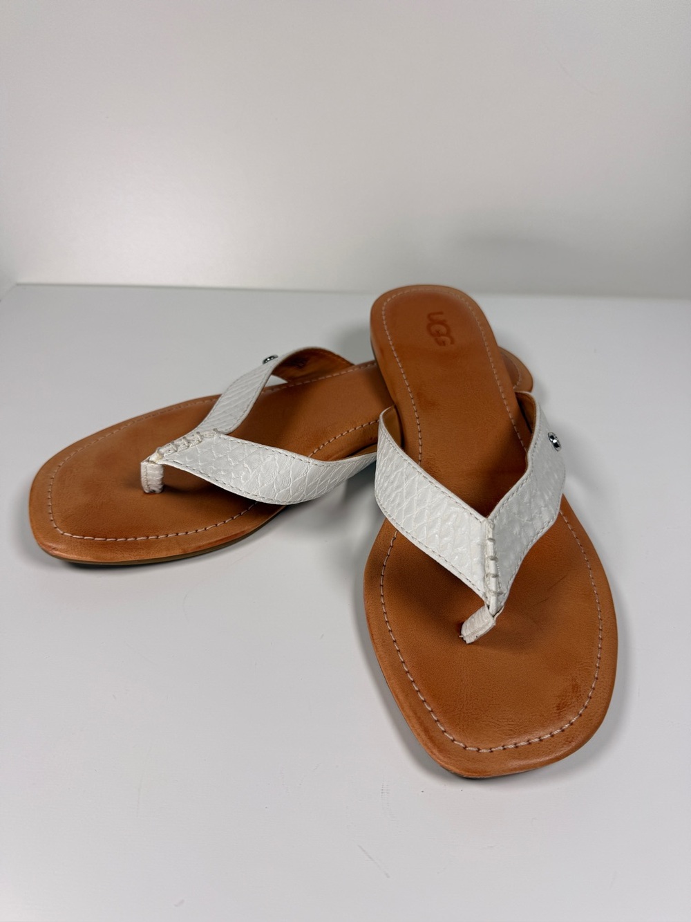 UGG White Snakeskin Faux Leather Flip Flop Thong Sandals Womens 9 Casual